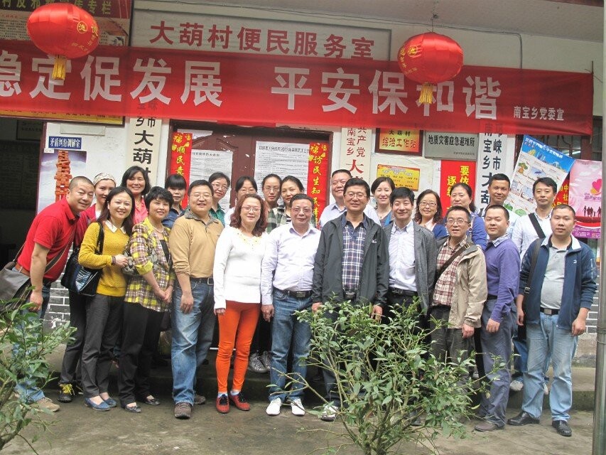 2014年4月华体网页版参加社会实践活动，看望慰问420雅安芦山地震一周年，邛崃.jpg